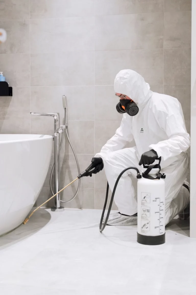 desinfection technicien combinaison erapure 768x1151